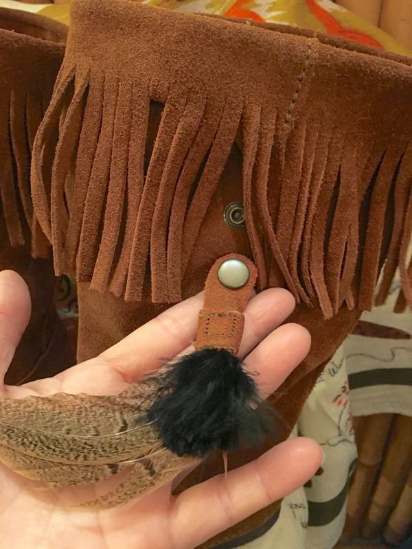 ミネトンカ羽根つきショートブーツ